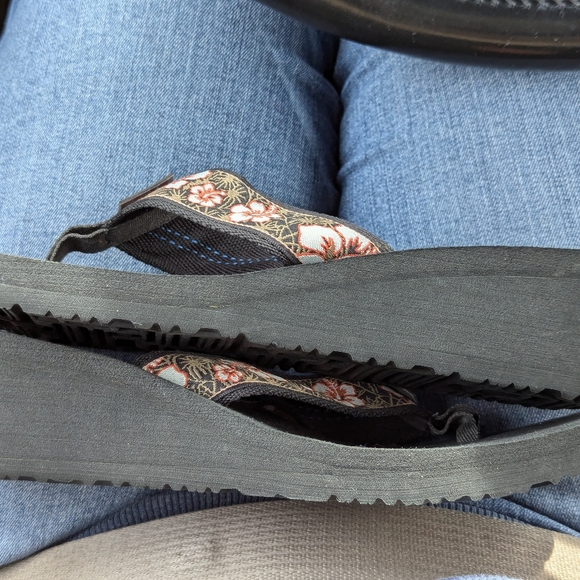 Teva flip flops like new size 8 - Picture 8 of 13